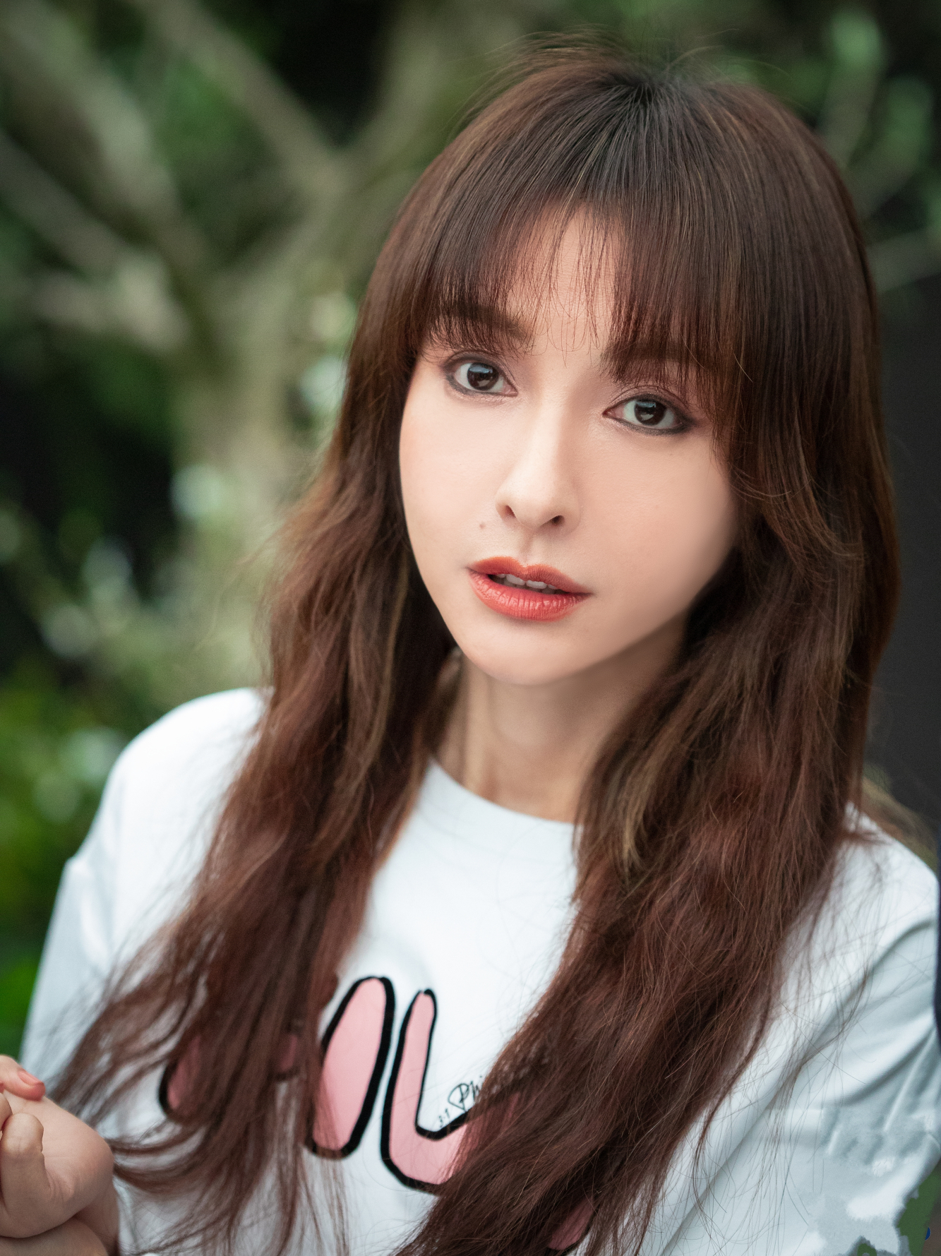 吴昕也是照骗?时装周穿卫衣配小裙青春靓丽,谁料生图一秒变路人